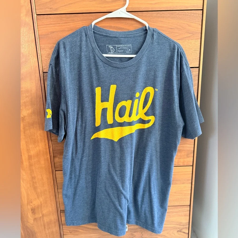 UofM Hail Graphic Men's Shirt - - Picture 5 of 6